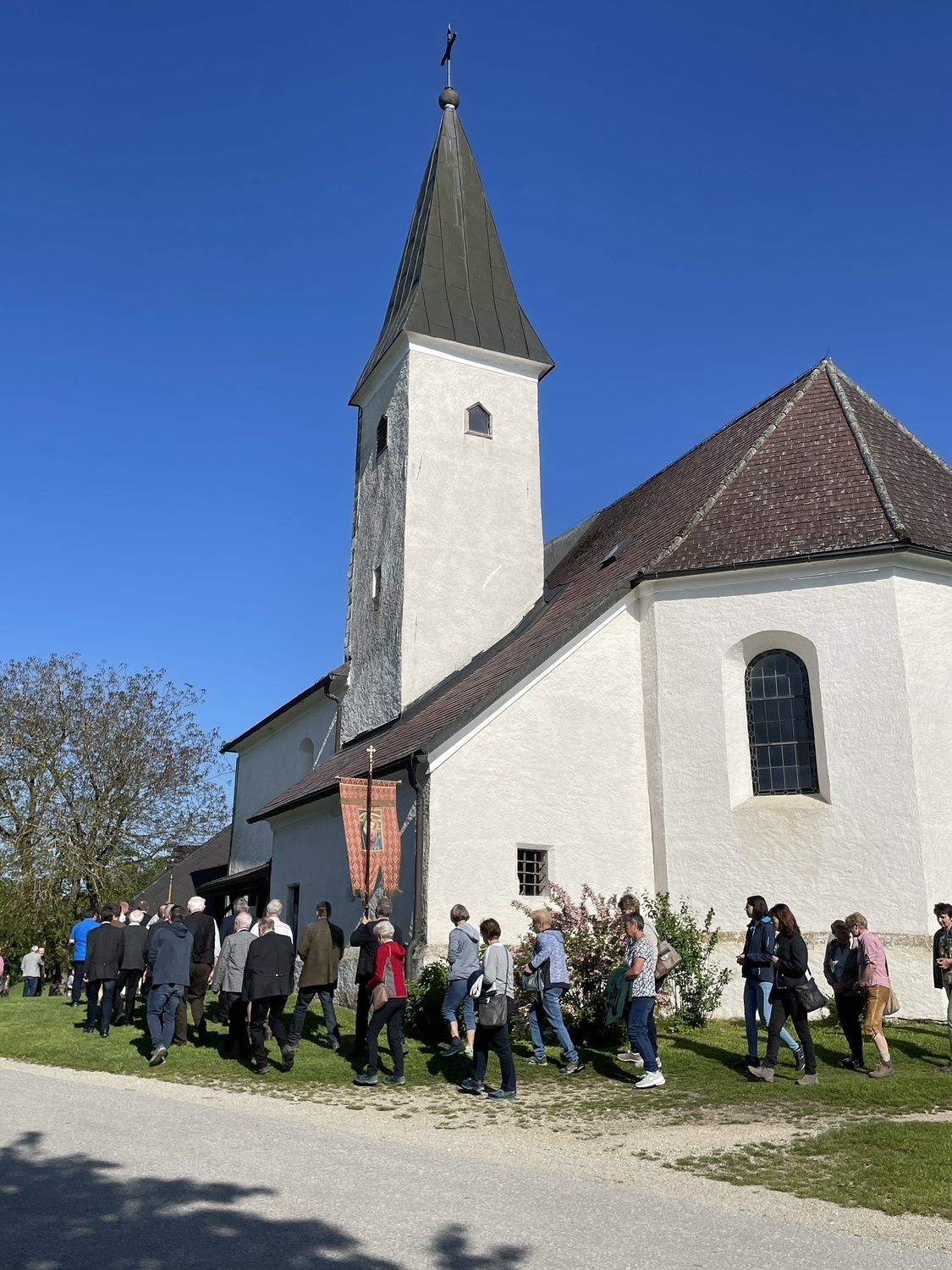 Kirche St. Ägidi mit Wallfahrern